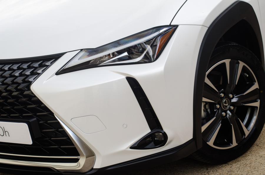 Детали экстерьера Lexus UX250h 2019 года  (ZA) (фото 18 из 22)